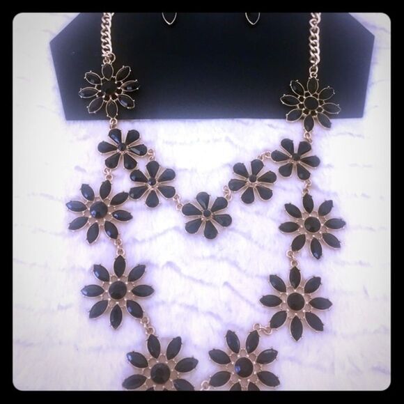 Gold and Black Necklace‎ Set - Picture 1 of 4